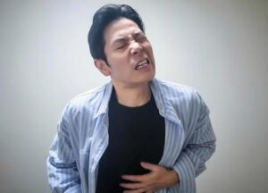 肝臓を抑える男性