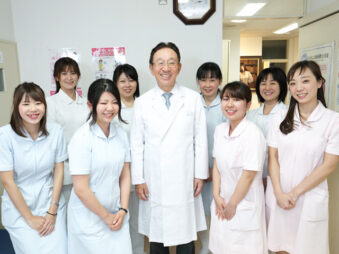 山本院長と女性スタッフ