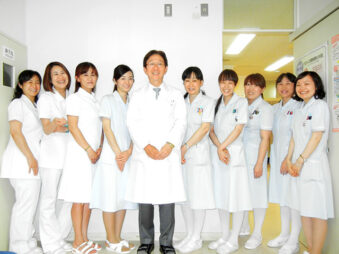 山本院長と女性スタッフ