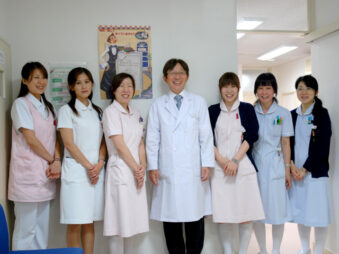 山本院長と女性スタッフ